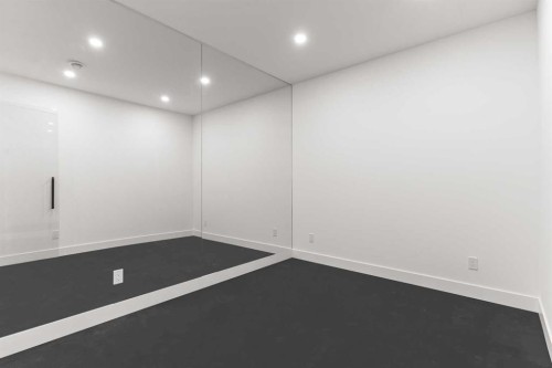 2019 6 Avenue Nw, Calgary, AB - Indoor Photo Showing Other Room