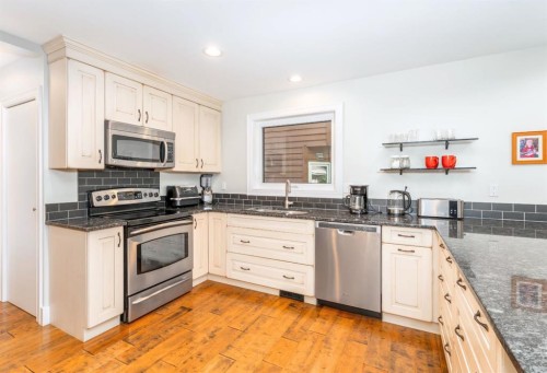 4 Woodside Lane, Canmore, AB - Indoor Photo Showing Kitchen
