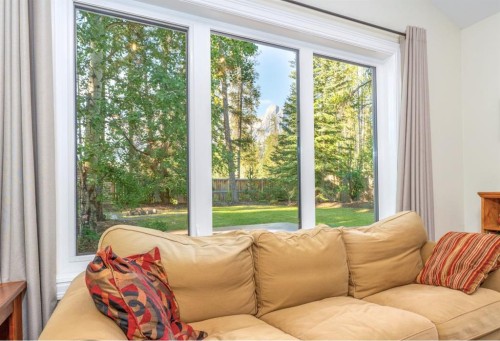 4 Woodside Lane, Canmore, AB - Indoor Photo Showing Living Room