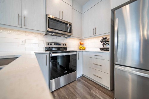 713 Crestridge Common Sw, Calgary, AB - Indoor Photo Showing Kitchen With Upgraded Kitchen