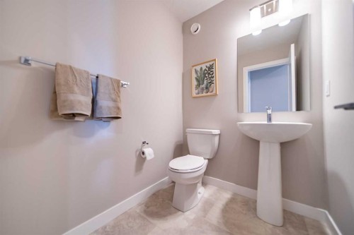 713 Crestridge Common Sw, Calgary, AB - Indoor Photo Showing Bathroom
