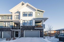 713 Crestridge Common SW Calgary, AB T3B 6L6