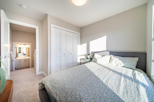 713 Crestridge Common Sw, Calgary, AB - Indoor Photo Showing Bedroom