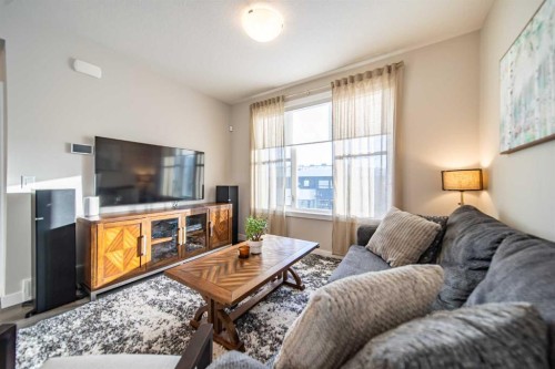 713 Crestridge Common Sw, Calgary, AB - Indoor Photo Showing Living Room