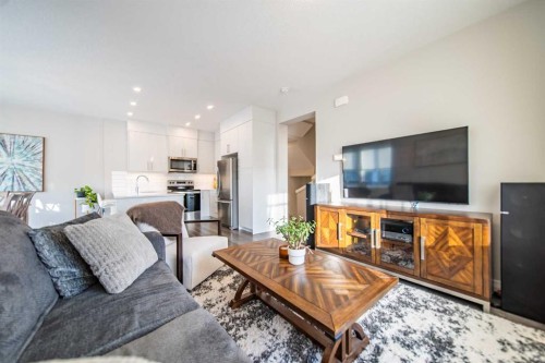 713 Crestridge Common Sw, Calgary, AB - Indoor Photo Showing Living Room