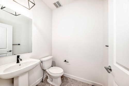 1449 Bayview Point Sw, Airdrie, AB - Indoor Photo Showing Bathroom