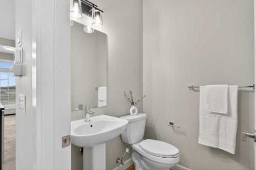 37 Southborough Lane, Cochrane, AB - Indoor Photo Showing Bathroom