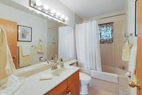 2623 Glencastle Street Sw, Calgary, AB - Indoor Photo Showing Bathroom