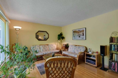 2623 Glencastle Street Sw, Calgary, AB - Indoor Photo Showing Living Room