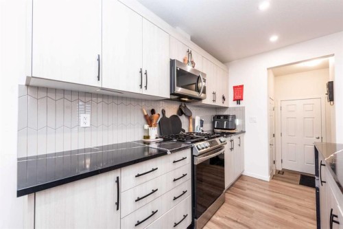 7 Cityline Heath Ne, Calgary, AB - Indoor Photo Showing Kitchen