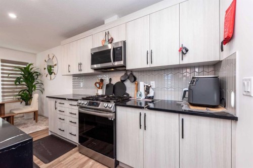 7 Cityline Heath Ne, Calgary, AB - Indoor Photo Showing Kitchen With Upgraded Kitchen