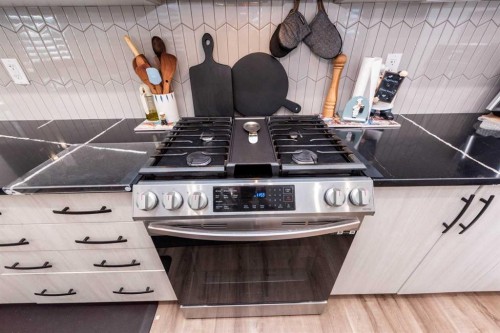 7 Cityline Heath Ne, Calgary, AB - Indoor Photo Showing Kitchen