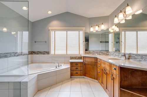 461 Discovery Ridge Boulevard Sw, Calgary, AB - Indoor Photo Showing Bathroom