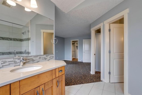 461 Discovery Ridge Boulevard Sw, Calgary, AB - Indoor Photo Showing Bathroom