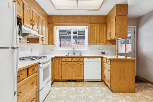 149 Wildwood Drive Sw, Calgary, AB - Indoor Photo Showing Kitchen