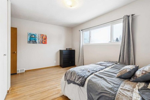 149 Wildwood Drive Sw, Calgary, AB - Indoor Photo Showing Bedroom