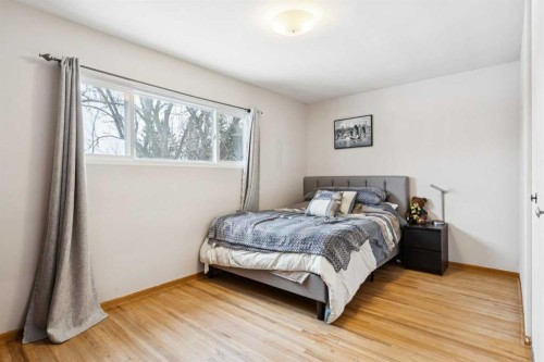 149 Wildwood Drive Sw, Calgary, AB - Indoor Photo Showing Bedroom