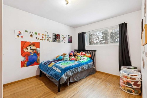 149 Wildwood Drive Sw, Calgary, AB - Indoor Photo Showing Bedroom