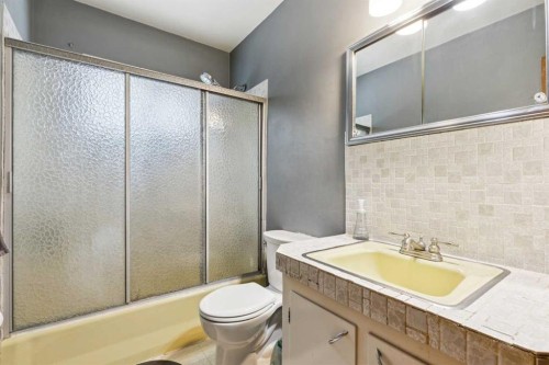 149 Wildwood Drive Sw, Calgary, AB - Indoor Photo Showing Bathroom