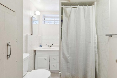 149 Wildwood Drive Sw, Calgary, AB - Indoor Photo Showing Bathroom