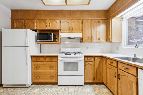 149 Wildwood Drive Sw, Calgary, AB - Indoor Photo Showing Kitchen