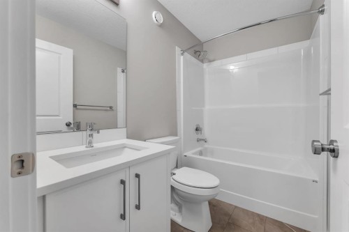 24 Corner Glen Green Ne, Calgary, AB - Indoor Photo Showing Bathroom