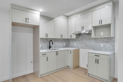 24 Corner Glen Green Ne, Calgary, AB - Indoor Photo Showing Kitchen