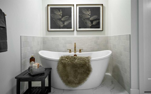 199 Starling Place Nw, Calgary, AB - Indoor Photo Showing Bathroom