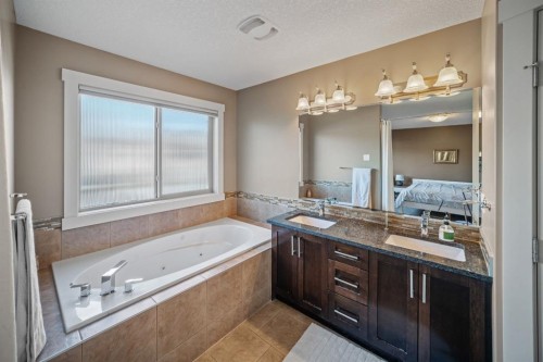4410 17 Avenue Nw, Calgary, AB - Indoor Photo Showing Bathroom
