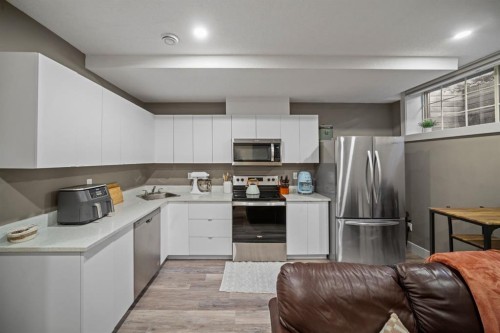 4410 17 Avenue Nw, Calgary, AB - Indoor Photo Showing Kitchen