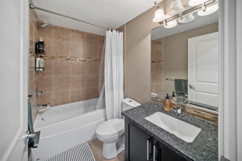 4410 17 Avenue Nw, Calgary, AB - Indoor Photo Showing Bathroom