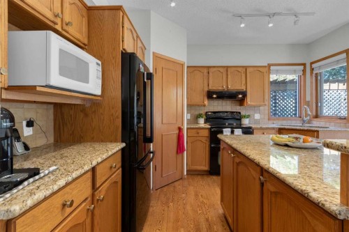 271 Mountain Park Drive Se, Calgary, AB - Indoor Photo Showing Kitchen