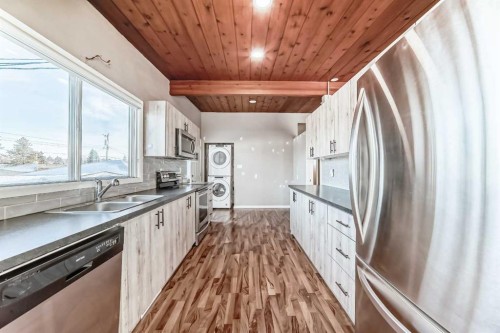 724 Millar Road Ne, Calgary, AB - Indoor Photo Showing Kitchen With Double Sink