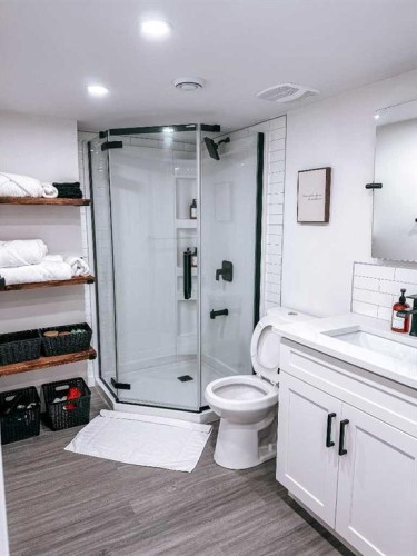 20 Rowley Common Nw, Calgary, AB - Indoor Photo Showing Bathroom