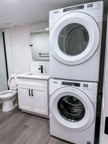 20 Rowley Common Nw, Calgary, AB - Indoor Photo Showing Laundry Room
