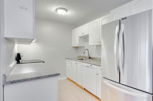 3-8112 36 Avenue Nw, Calgary, AB - Indoor Photo Showing Kitchen