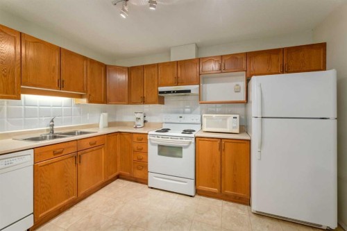 3204-3204 Sienna Park Green Sw, Calgary, AB - Indoor Photo Showing Kitchen With Double Sink