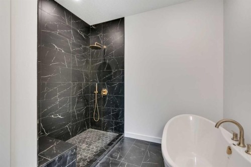 8633 48 Avenue Nw, Calgary, AB - Indoor Photo Showing Bathroom