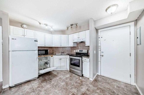 411-2000 Applevillage Court Se, Calgary, AB - Indoor Photo Showing Kitchen