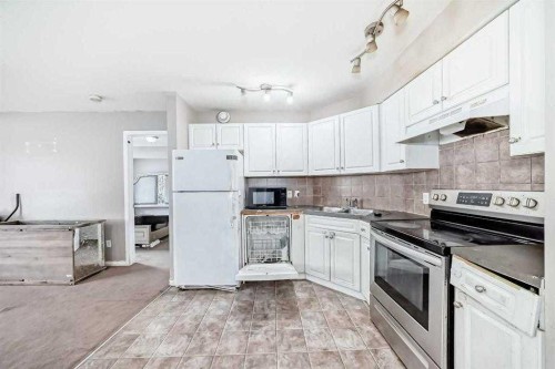 411-2000 Applevillage Court Se, Calgary, AB - Indoor Photo Showing Kitchen