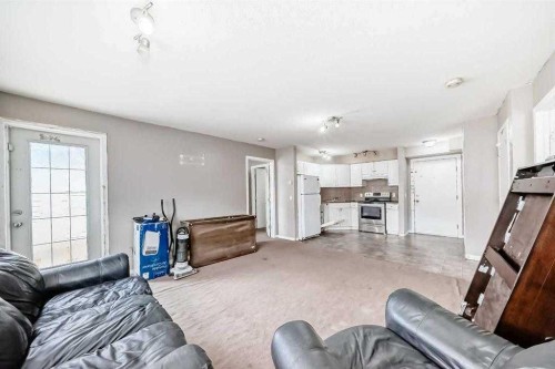 411-2000 Applevillage Court Se, Calgary, AB - Indoor Photo Showing Living Room
