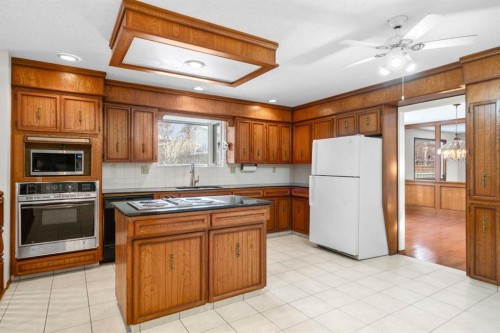 40 Edforth Road Nw, Calgary, AB - Indoor Photo Showing Kitchen