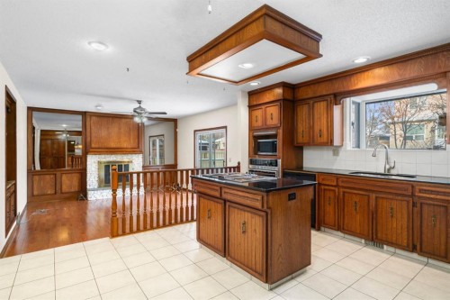 40 Edforth Road Nw, Calgary, AB - Indoor Photo Showing Kitchen