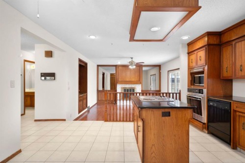 40 Edforth Road Nw, Calgary, AB - Indoor Photo Showing Kitchen