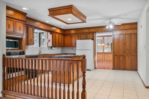 40 Edforth Road Nw, Calgary, AB - Indoor Photo Showing Kitchen