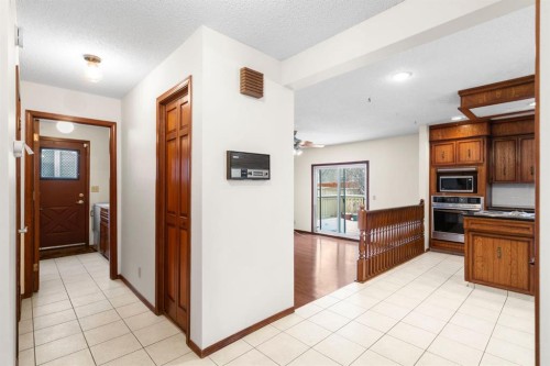 40 Edforth Road Nw, Calgary, AB - Indoor Photo Showing Kitchen