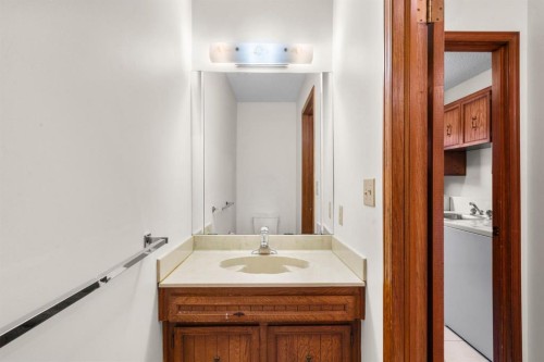 40 Edforth Road Nw, Calgary, AB - Indoor Photo Showing Bathroom