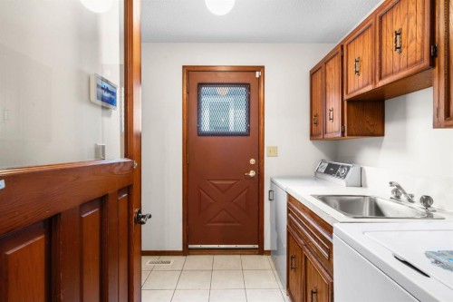 40 Edforth Road Nw, Calgary, AB - Indoor Photo Showing Laundry Room