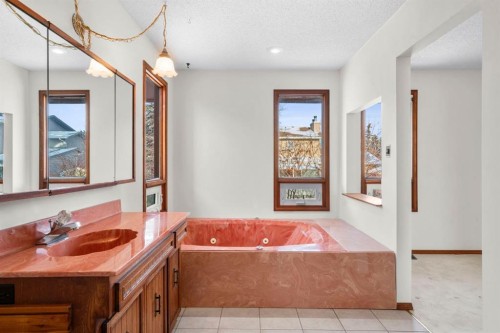 40 Edforth Road Nw, Calgary, AB - Indoor Photo Showing Bathroom