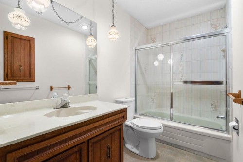 40 Edforth Road Nw, Calgary, AB - Indoor Photo Showing Bathroom